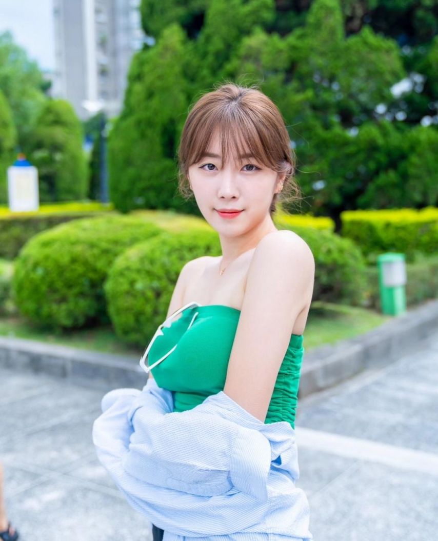 튜브탑 의상 입고 거리 활보하는 안지현
