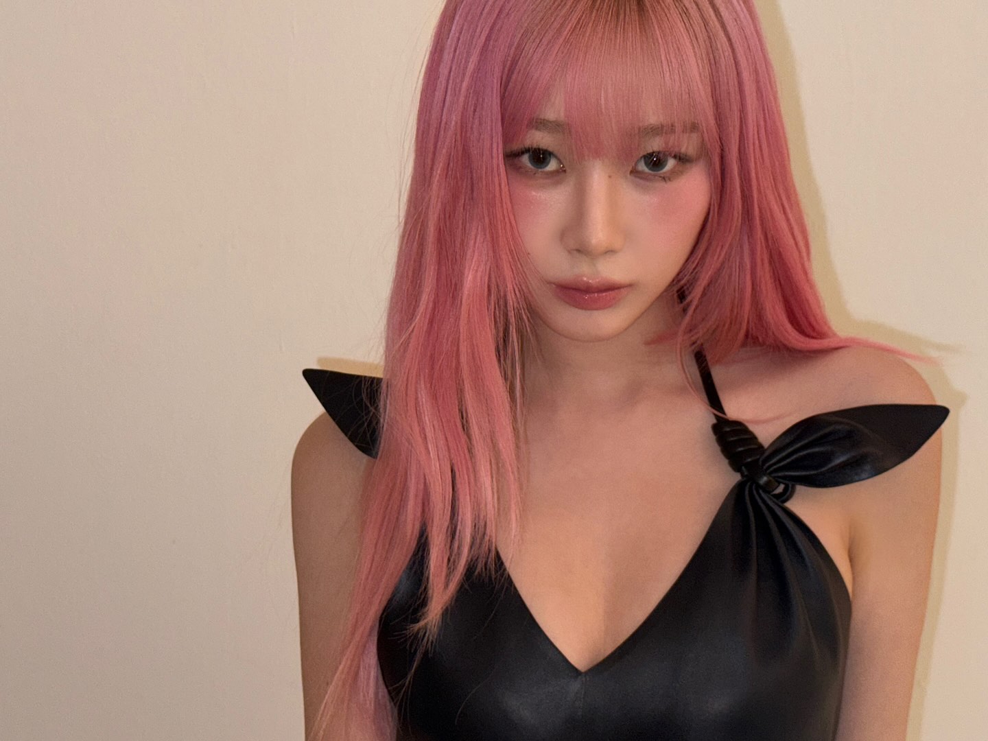에스파 지젤 U넥으로 파인 핑크 체크원피스 가슴골 - 인스타