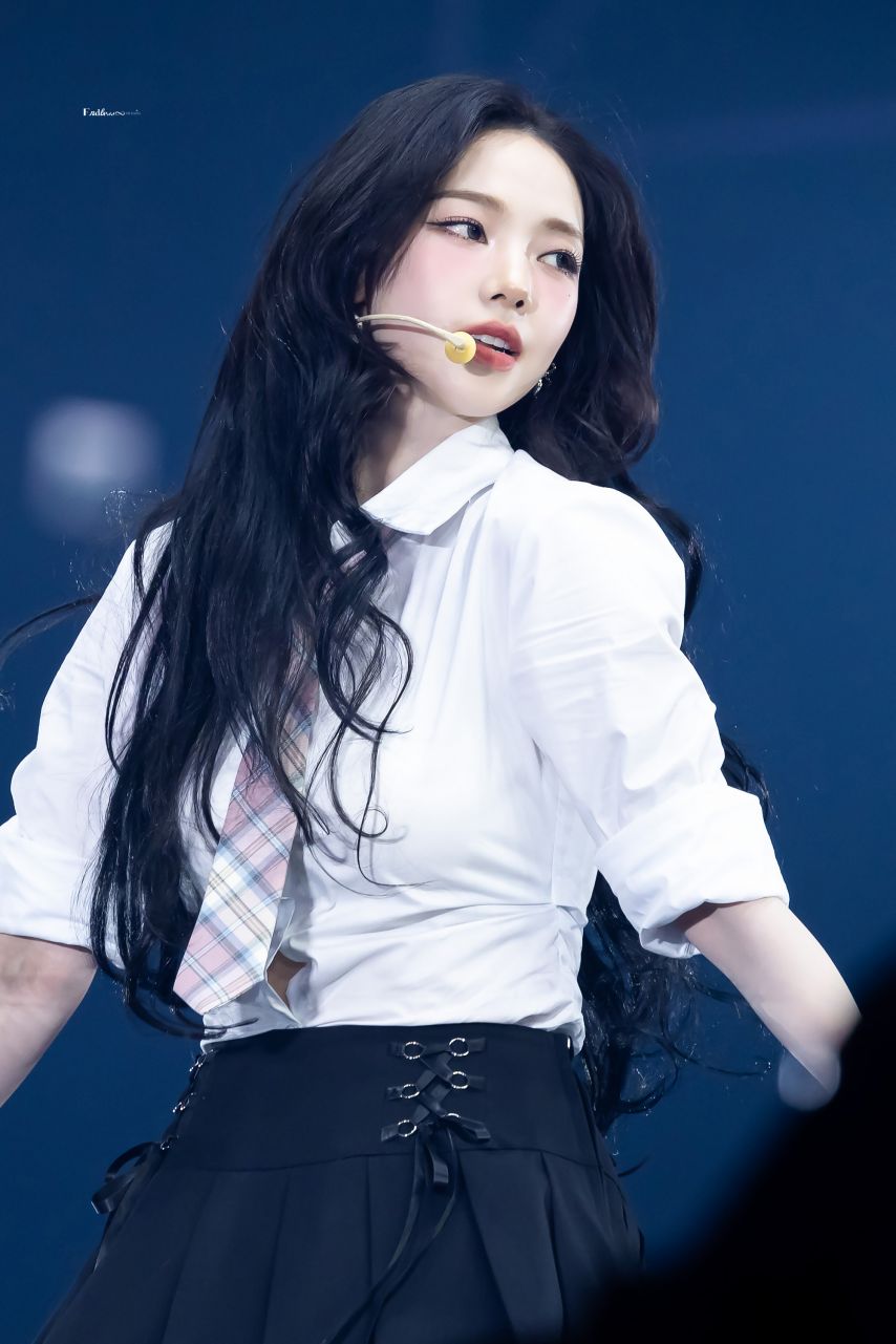 고급지고 섹시한 미모의 정점이였던 에스파 카리나 첫사랑니 무대