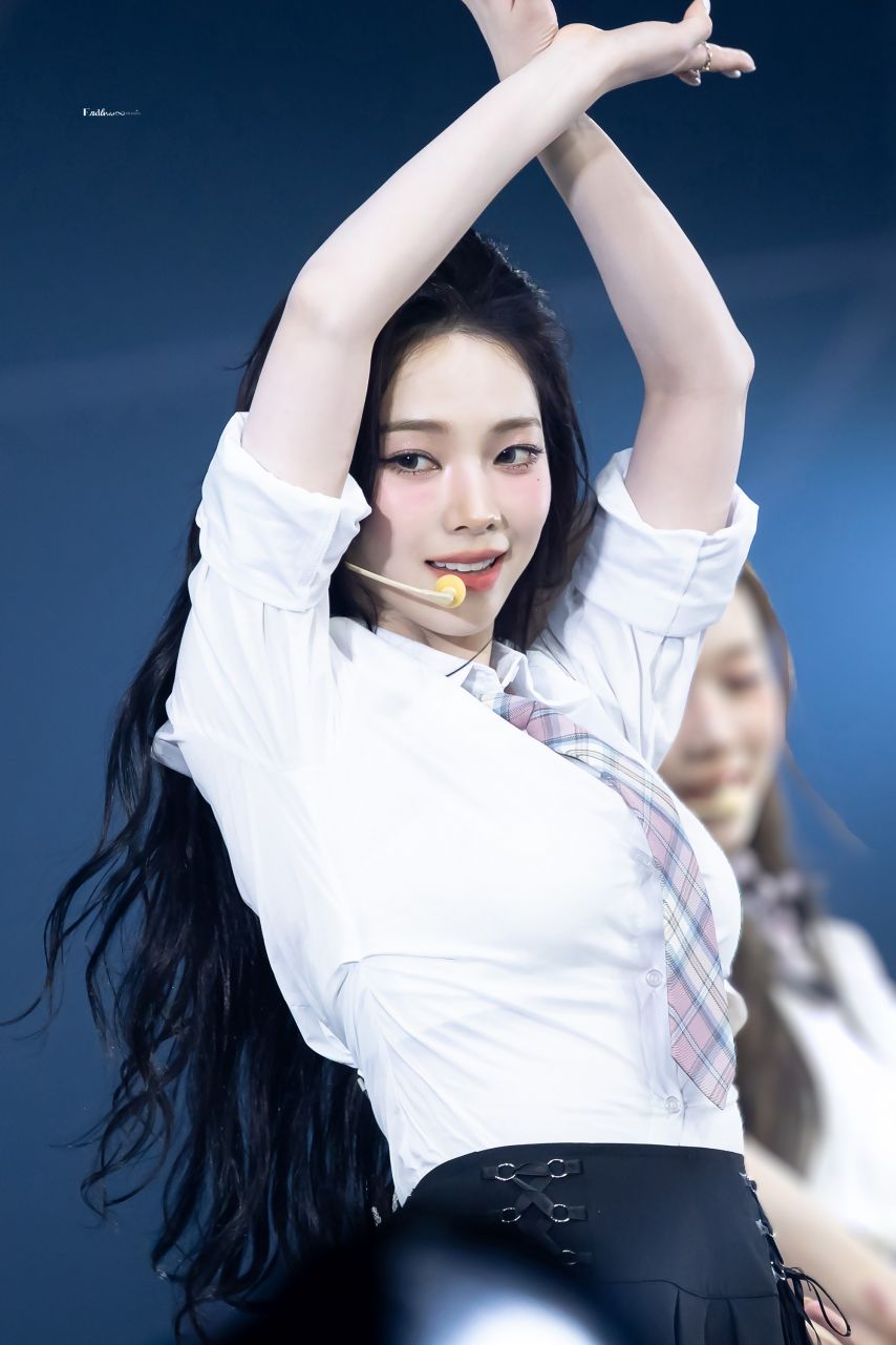 고급지고 섹시한 미모의 정점이였던 에스파 카리나 첫사랑니 무대