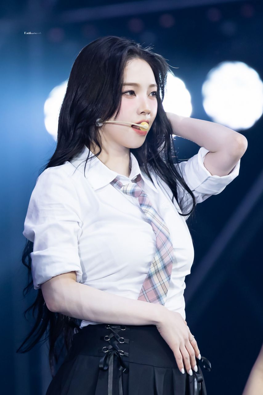 고급지고 섹시한 미모의 정점이였던 에스파 카리나 첫사랑니 무대