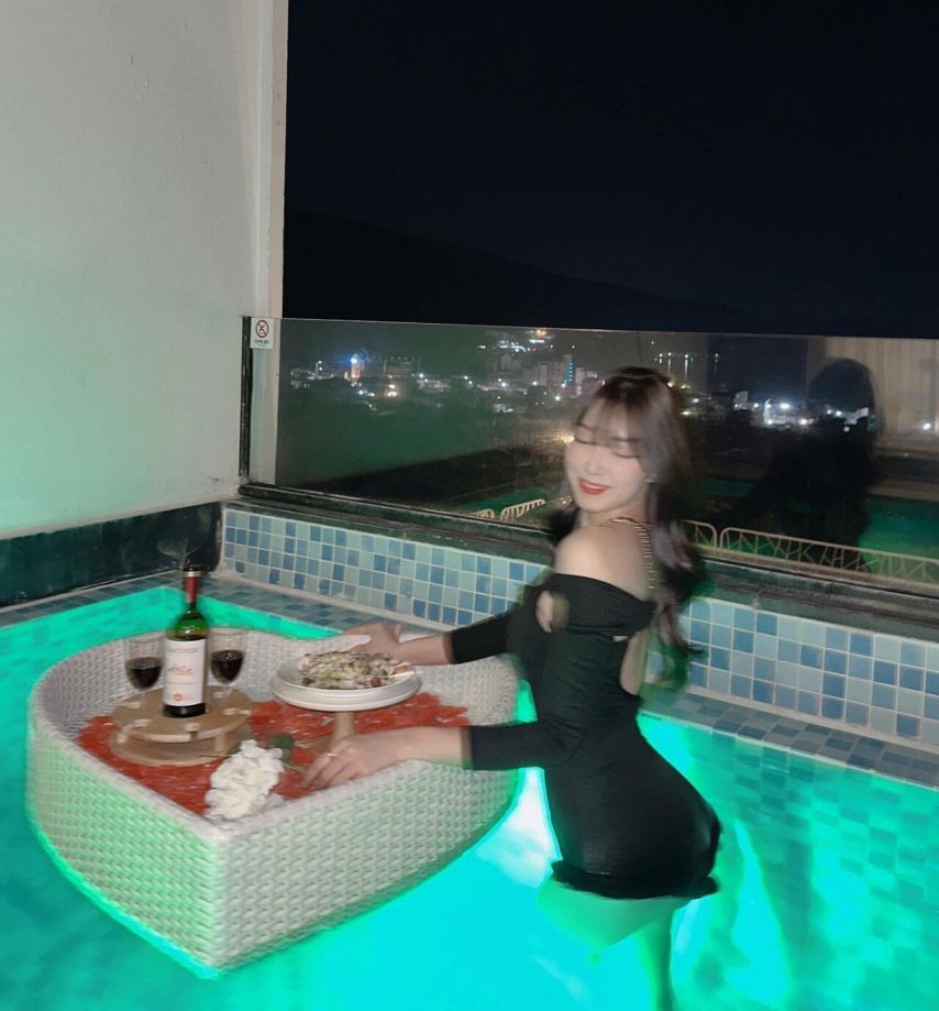 호캉스 즐기는 안지현 치어리더