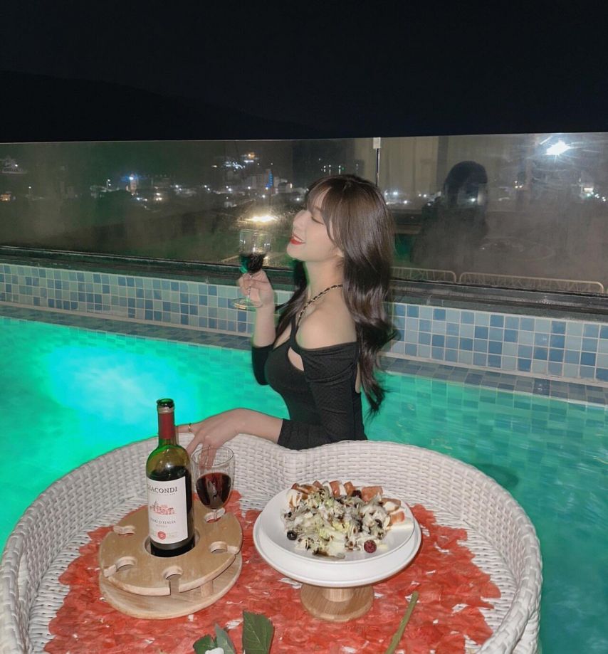 호캉스 즐기는 안지현 치어리더