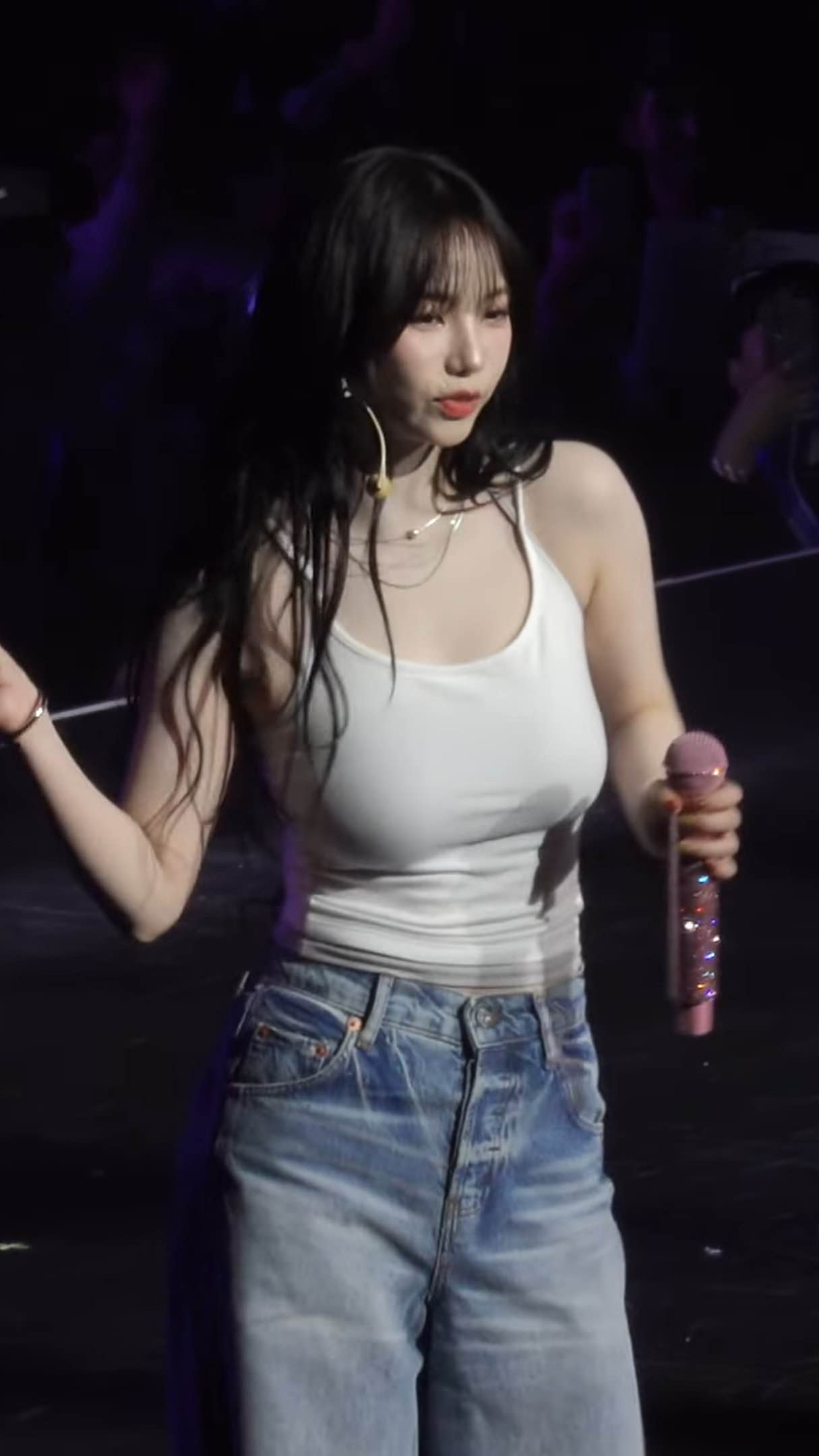 그냥 청바지에 흰 끈나시만 입었을뿐인데 핏이 어마어마한 카리나