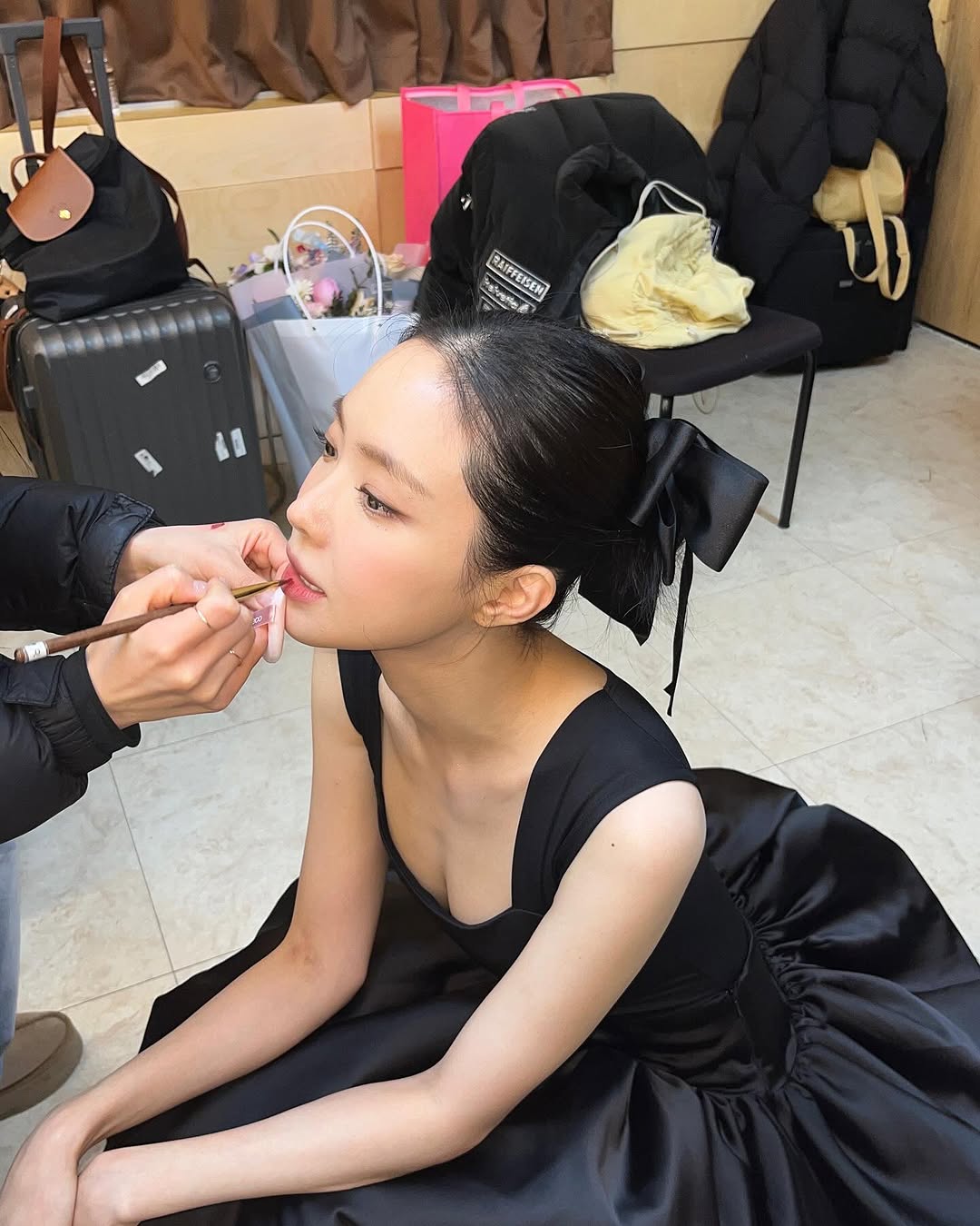 메이크업 받는 손나은..고혹적인 검정원피스 은근한 가슴골