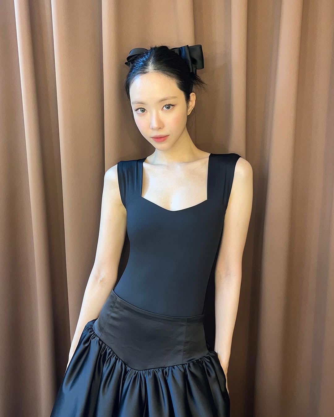 메이크업 받는 손나은..고혹적인 검정원피스 은근한 가슴골