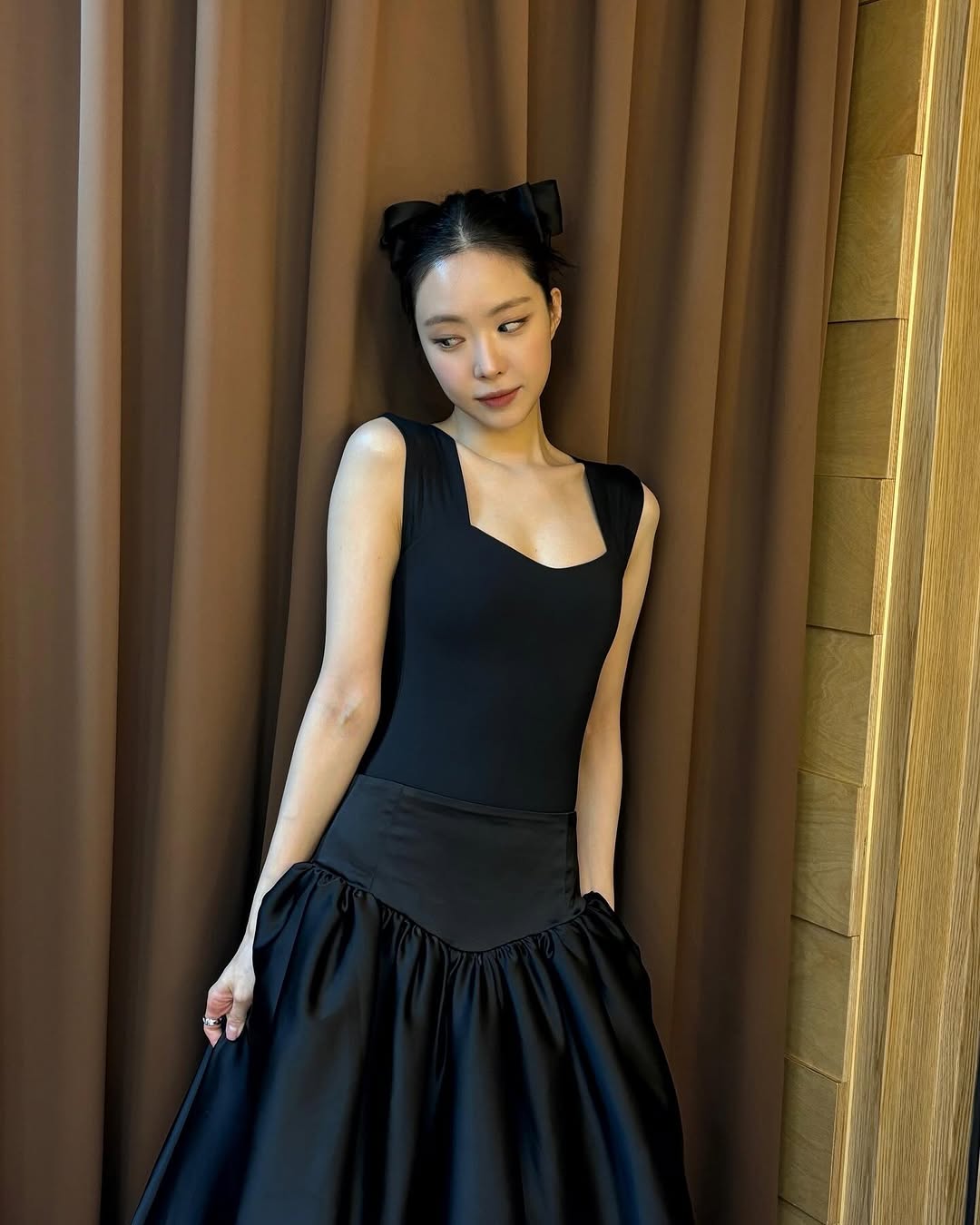 메이크업 받는 손나은..고혹적인 검정원피스 은근한 가슴골