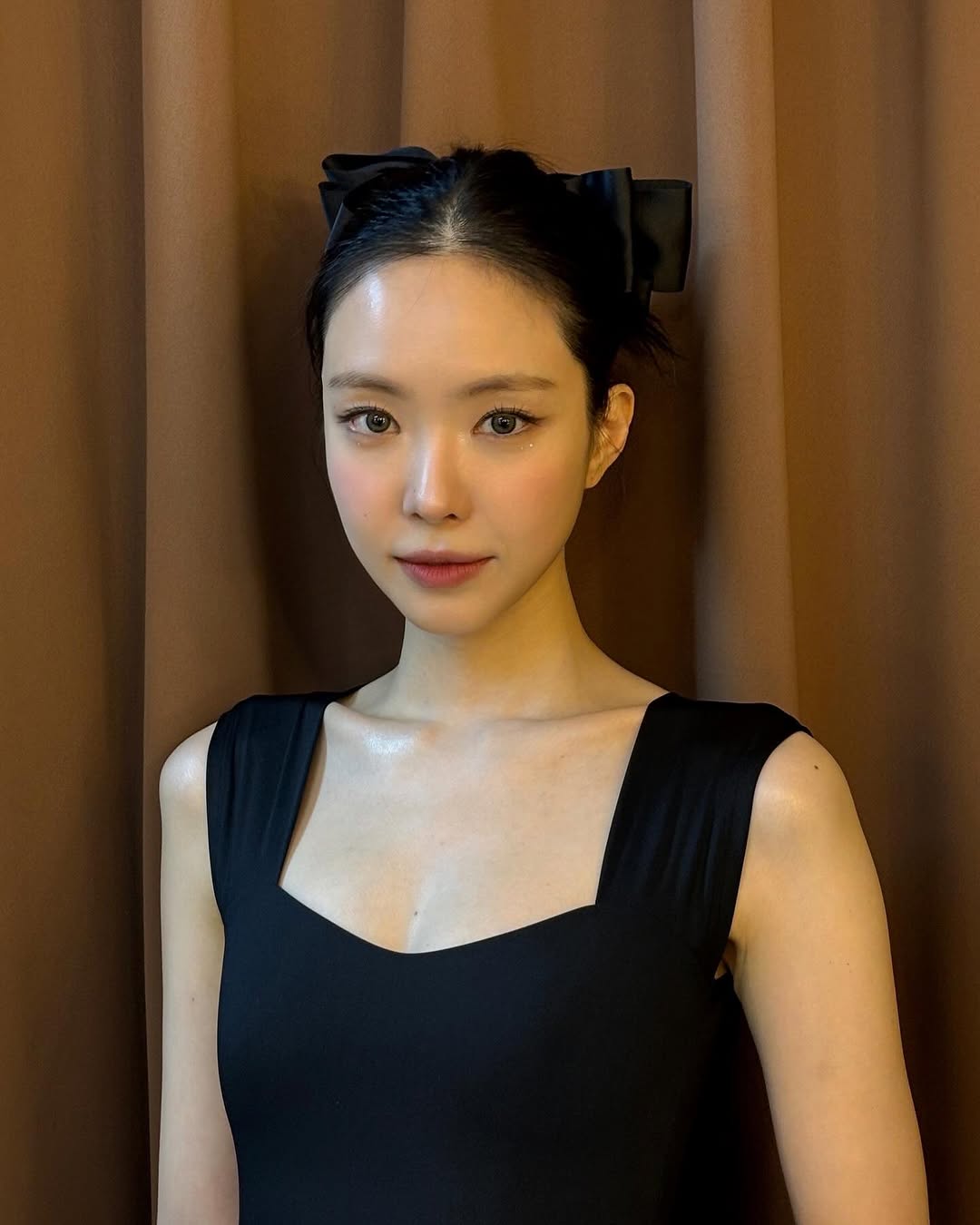 메이크업 받는 손나은..고혹적인 검정원피스 은근한 가슴골