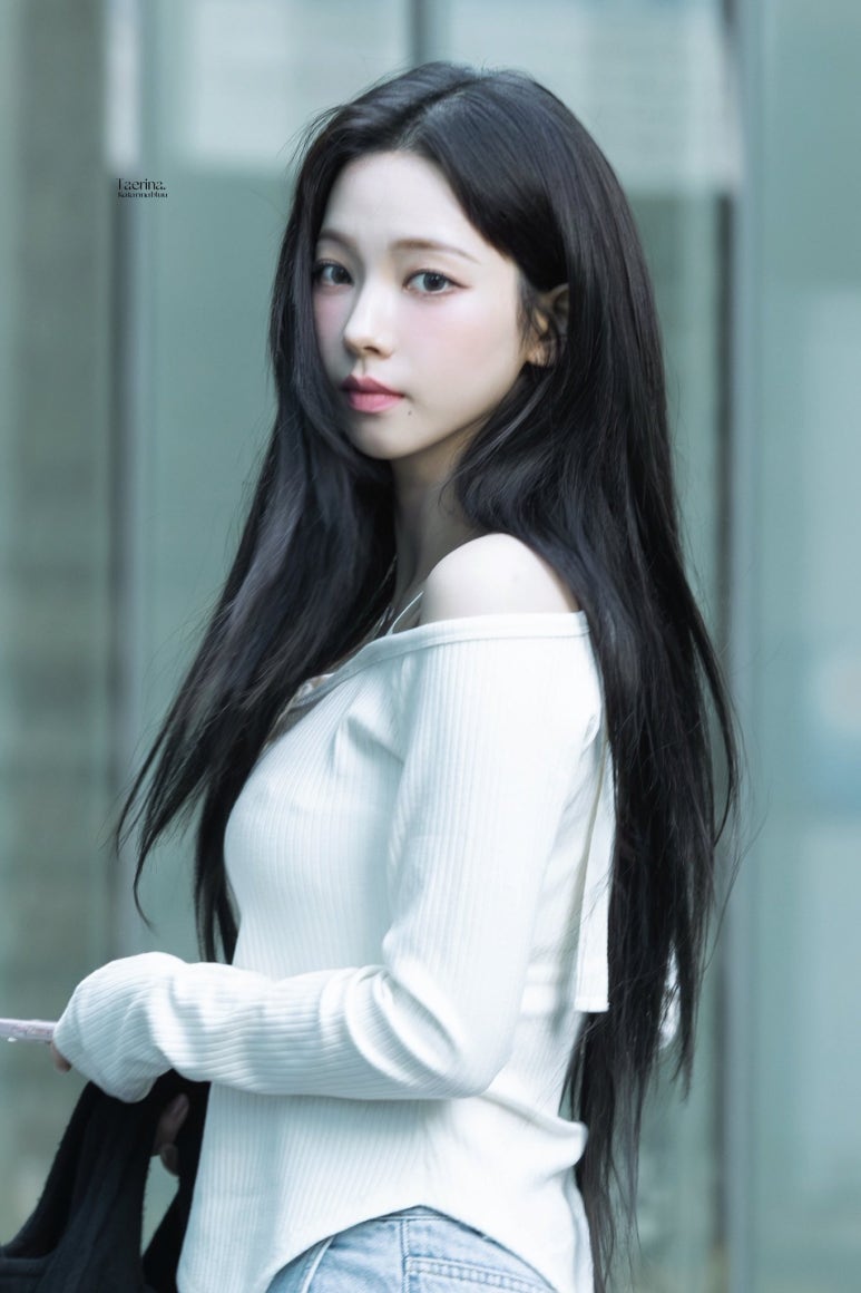 카리나 청바지 흰티