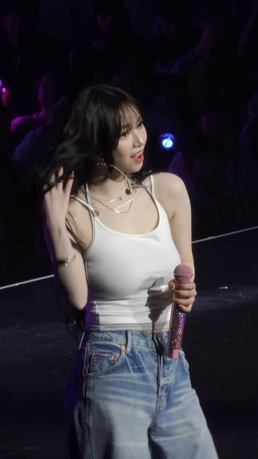 카리나 청바지 흰티