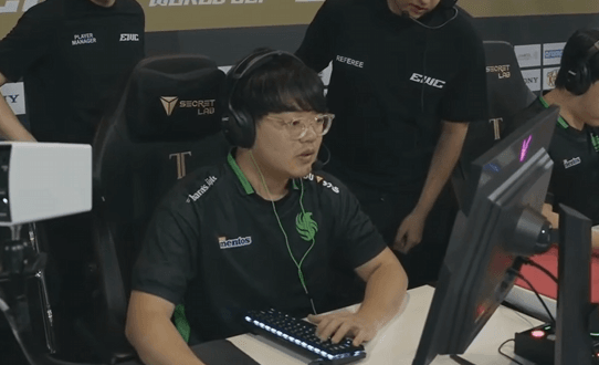 모니터 각도가 진짜 기괴한 프로게이머