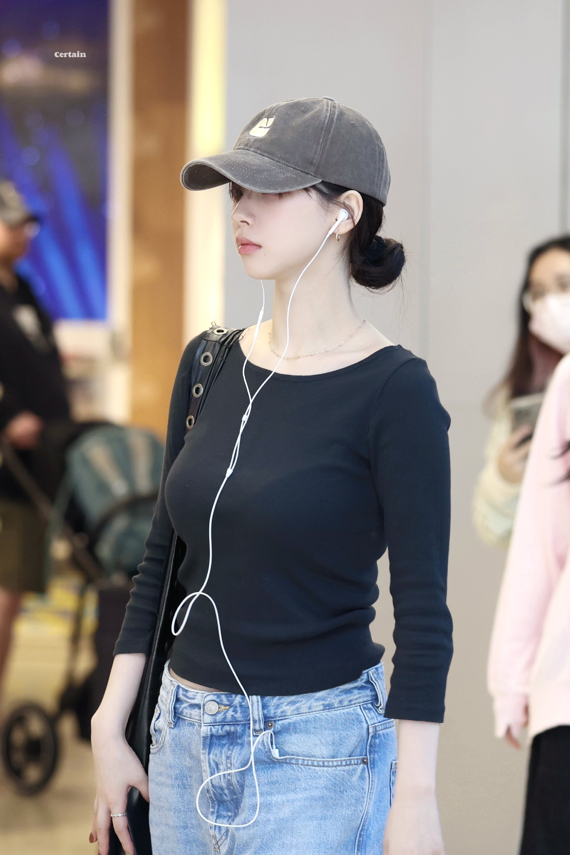 검정 골지티 브라컵이 잘 비치는 에스파 카리나 묵직한 볼륨감