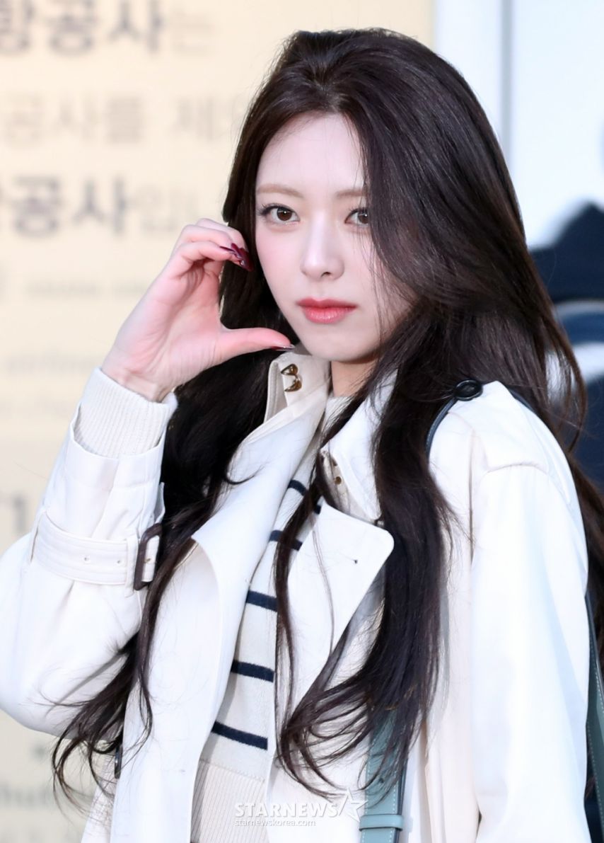 [ITZY] 유나 공항패션