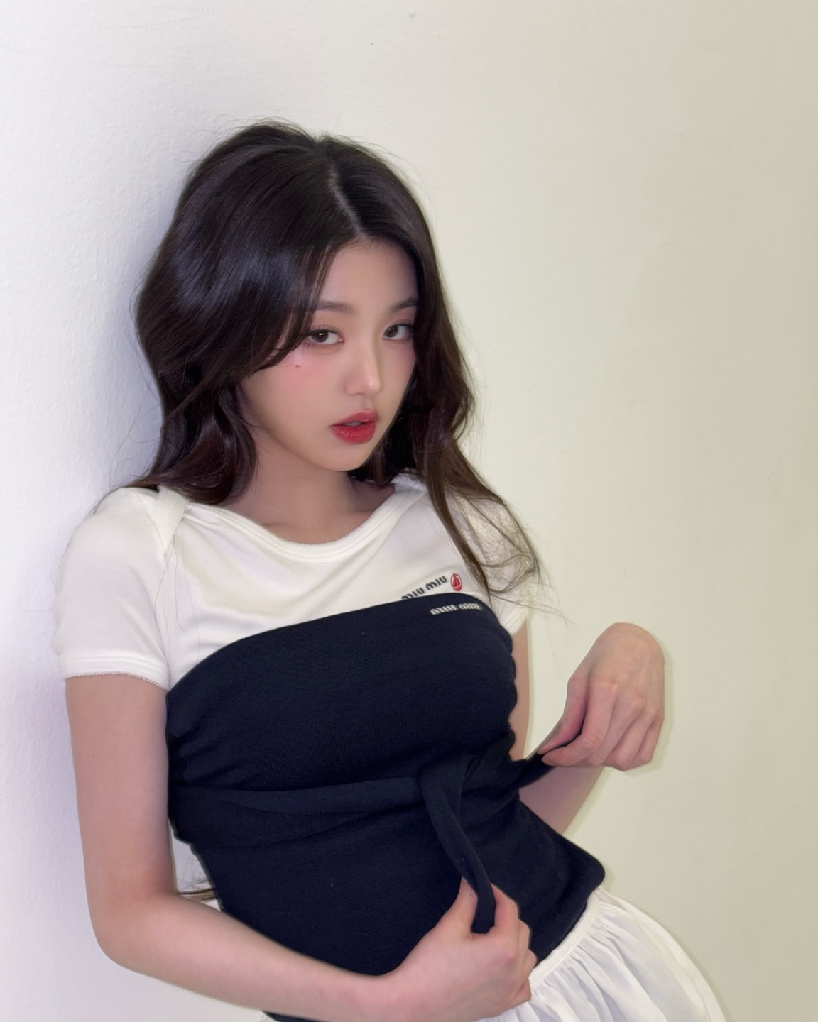 핑크 주걱을 양손에 든 아이브 장원영 가죽 민소매 겨드랑이