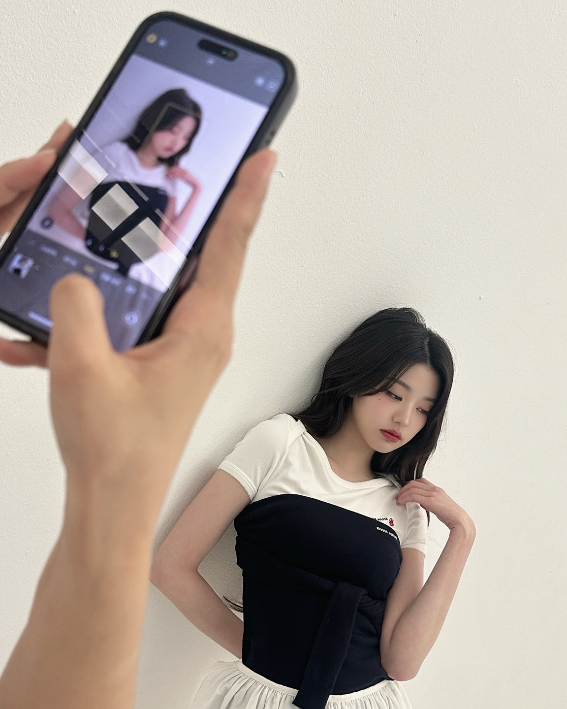 핑크 주걱을 양손에 든 아이브 장원영 가죽 민소매 겨드랑이