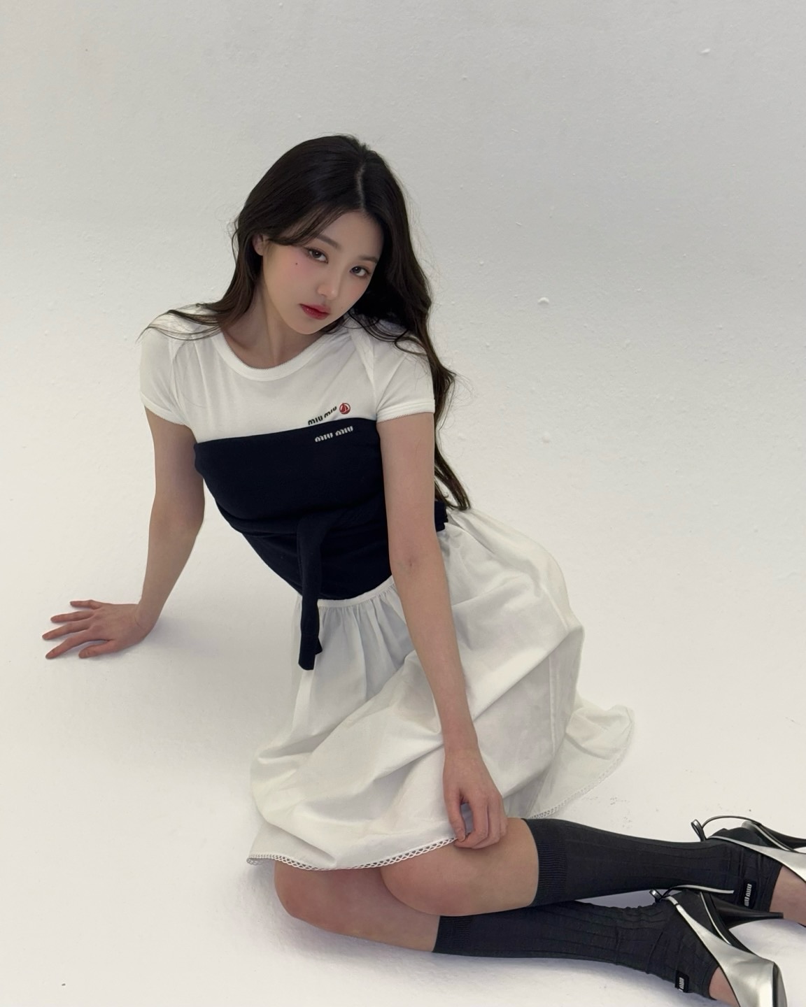 핑크 주걱을 양손에 든 아이브 장원영 가죽 민소매 겨드랑이