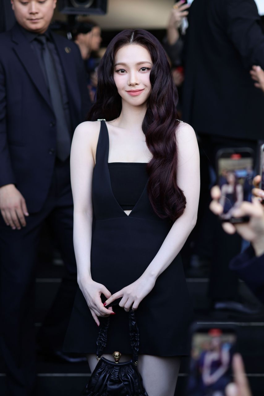 백인보다 더 하얀 카리나 고화질