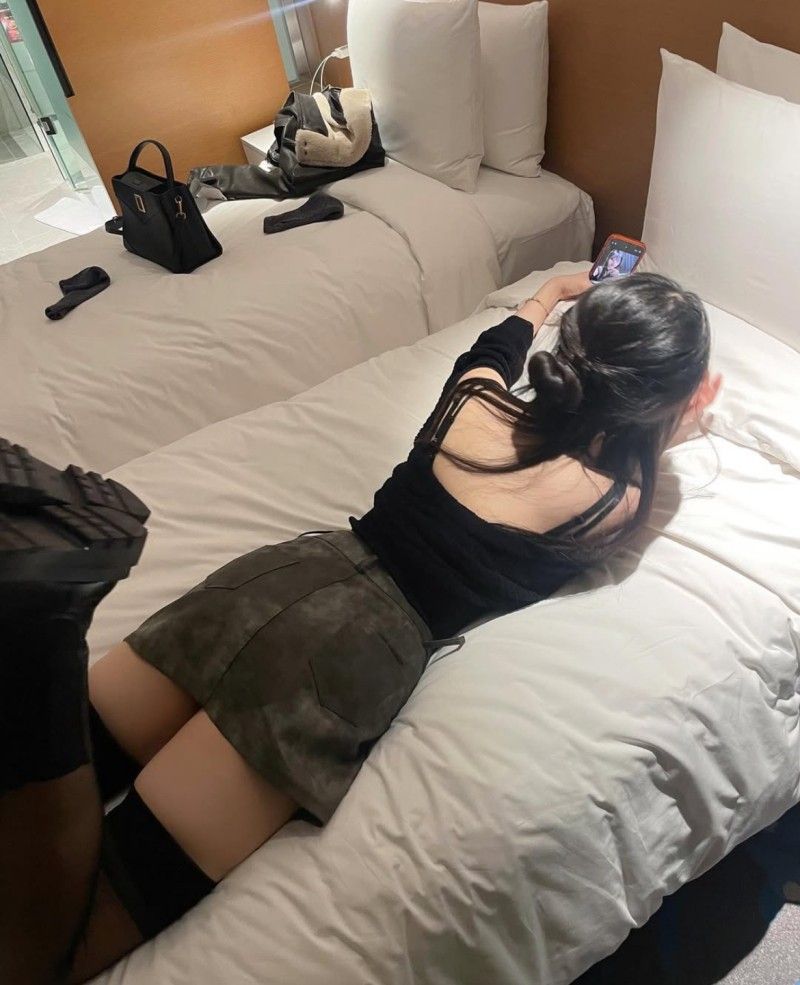아니 침대에 신발이라니 QWER 히나