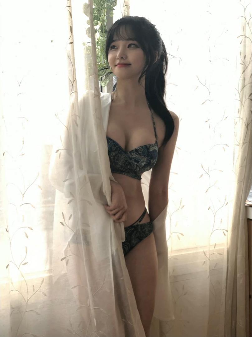 박민정 초창기 힘 많이 주고 찍은 비키니