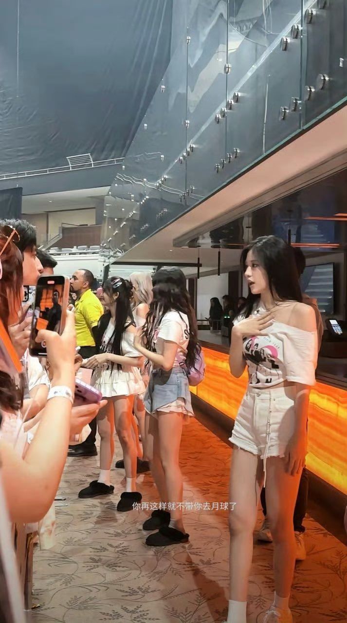팬이 찍은 아이브 안유진 폰카속 실물 미모