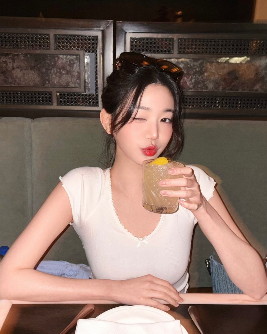 은근히 봉긋한 순백색 레이스 반팔티 아이브 장원영 - 인스타