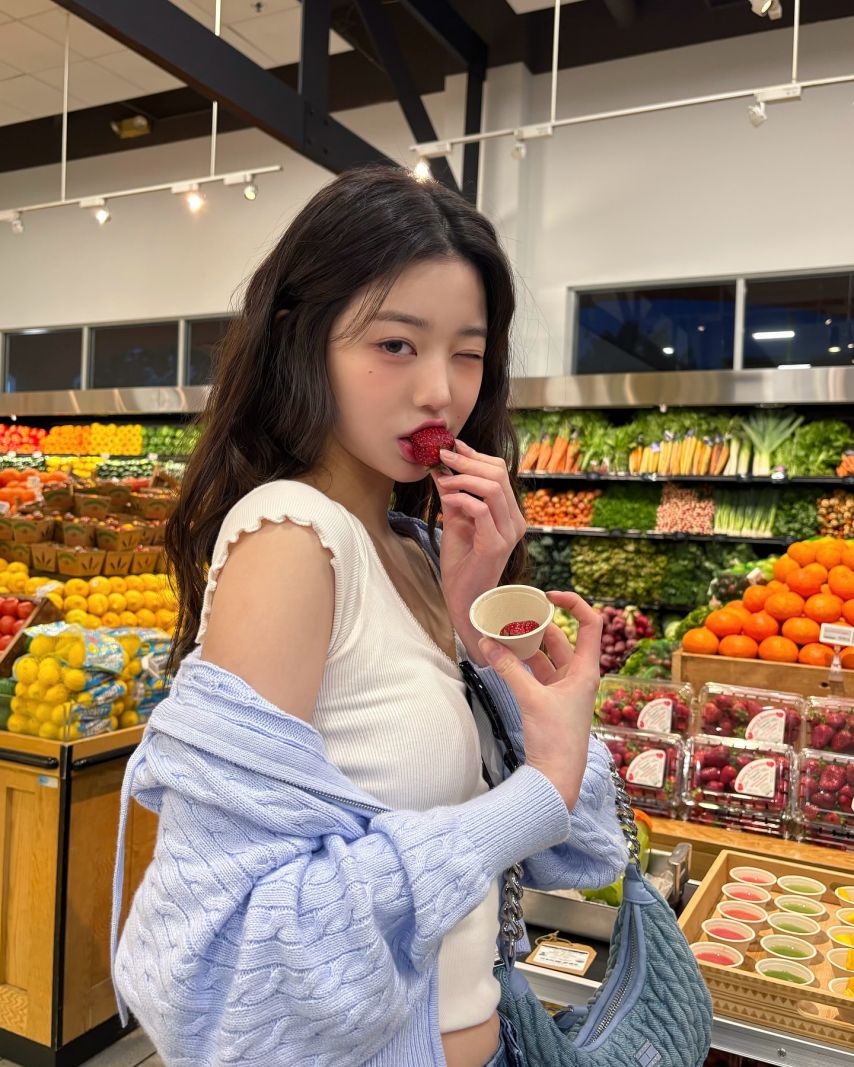 은근히 봉긋한 순백색 레이스 반팔티 아이브 장원영 - 인스타