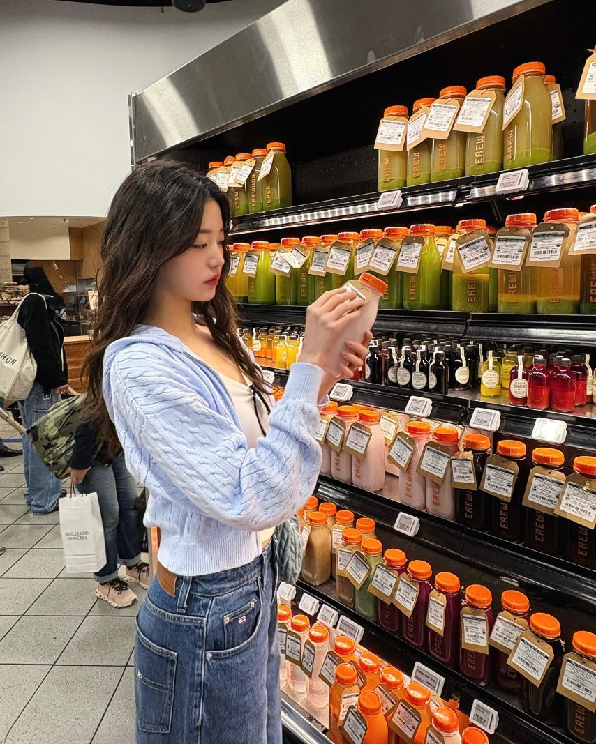 은근히 봉긋한 순백색 레이스 반팔티 아이브 장원영 - 인스타