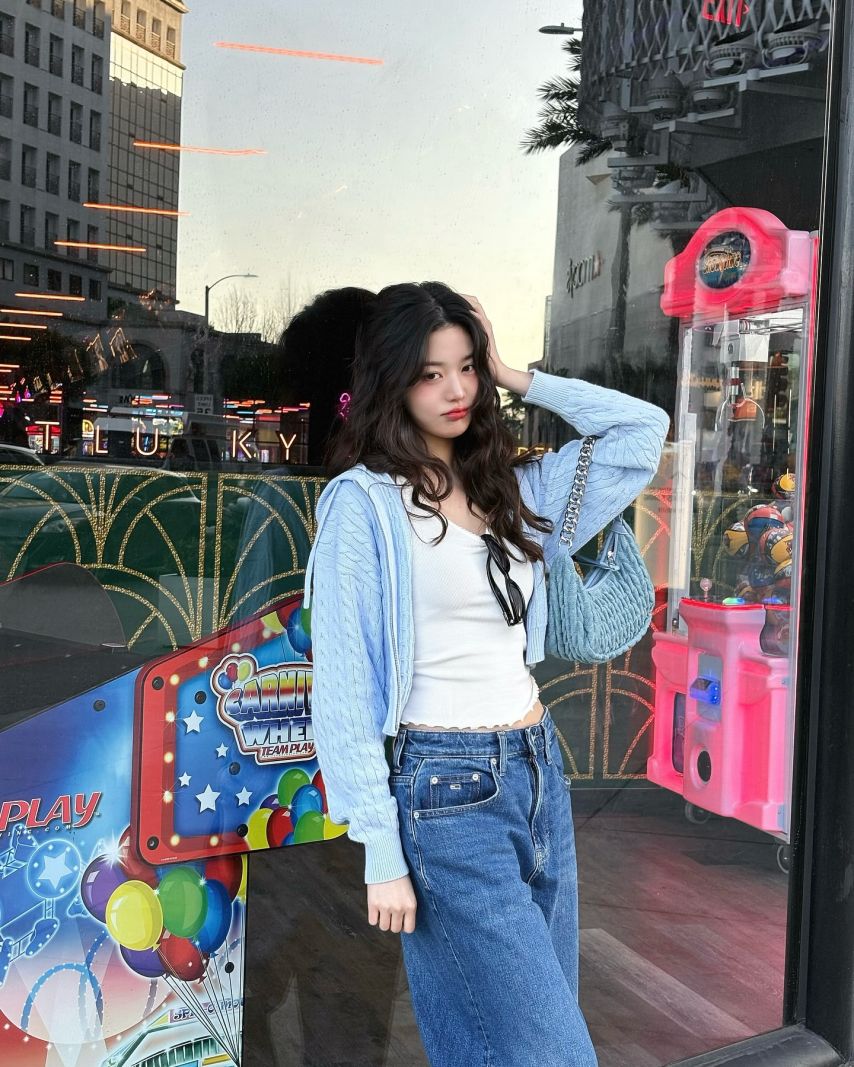 은근히 봉긋한 순백색 레이스 반팔티 아이브 장원영 - 인스타