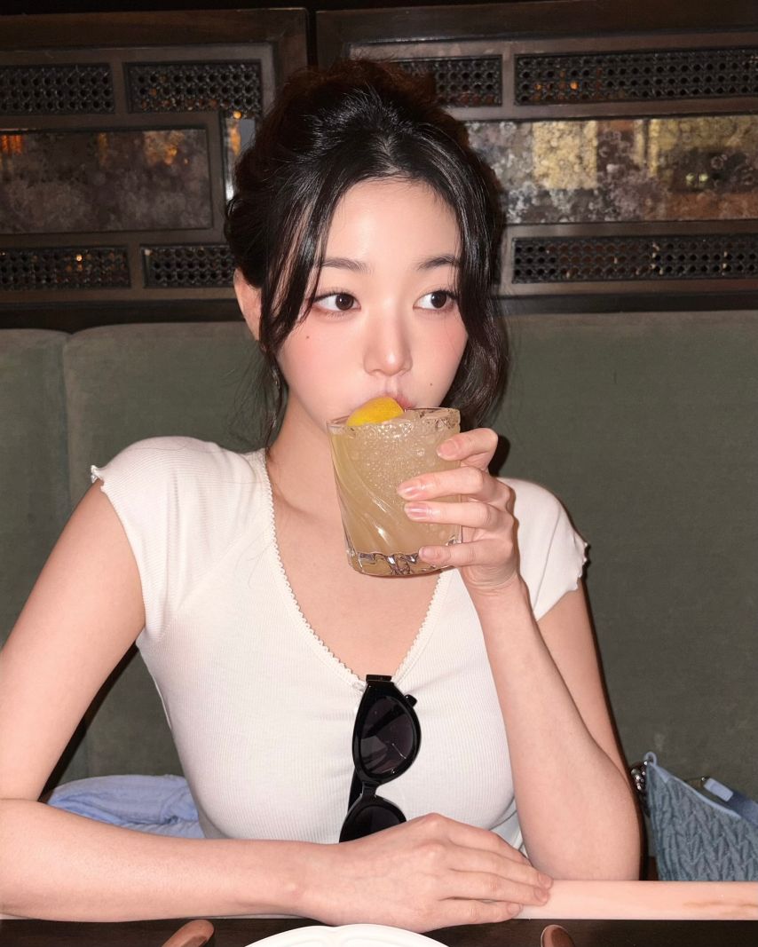 은근히 봉긋한 순백색 레이스 반팔티 아이브 장원영 - 인스타