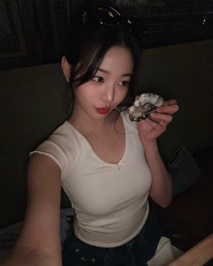 은근히 봉긋한 순백색 레이스 반팔티 아이브 장원영 - 인스타