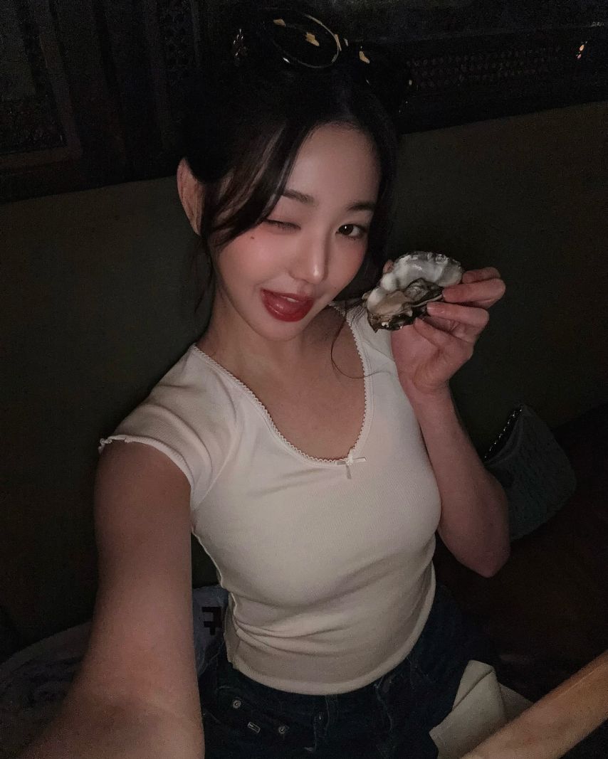 은근히 봉긋한 순백색 레이스 반팔티 아이브 장원영 - 인스타