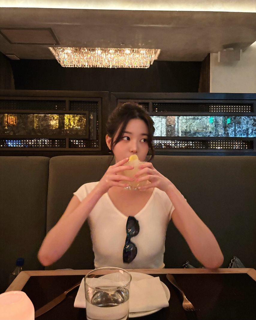 은근히 봉긋한 순백색 레이스 반팔티 아이브 장원영 - 인스타
