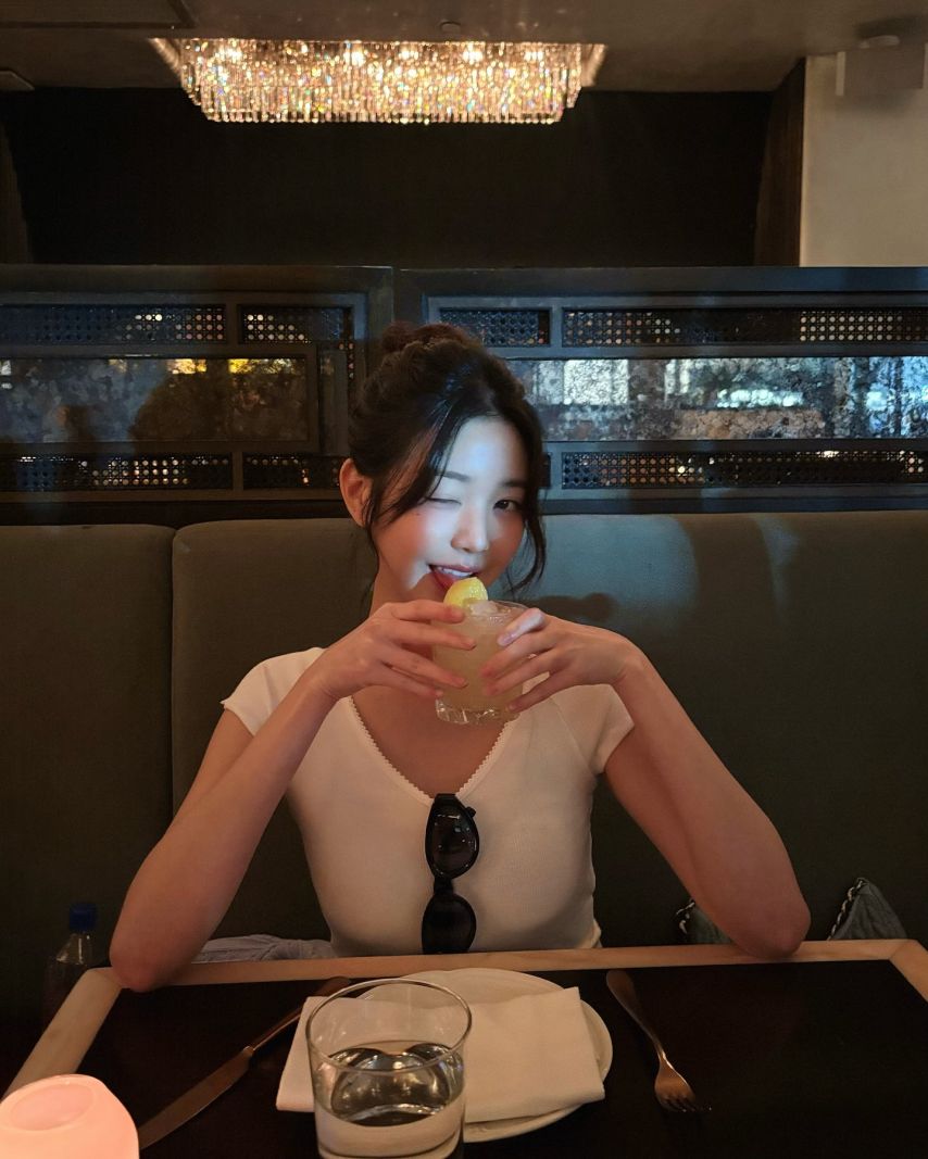 은근히 봉긋한 순백색 레이스 반팔티 아이브 장원영 - 인스타
