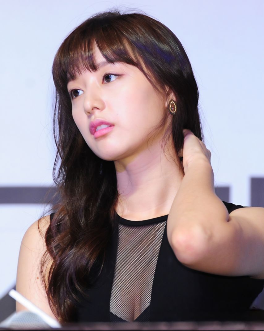 배우 김지원 신인시절 망사옷 끌어모은 가슴골