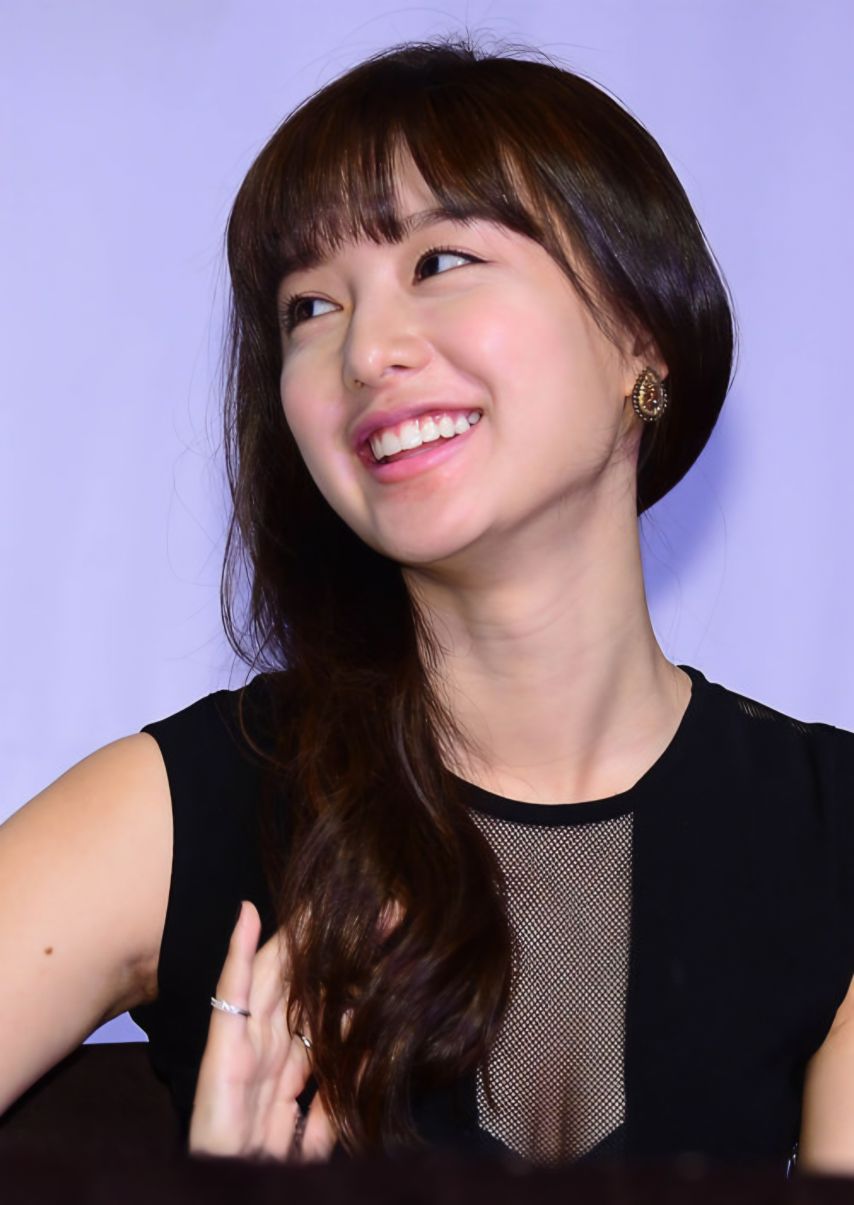 배우 김지원 신인시절 망사옷 끌어모은 가슴골
