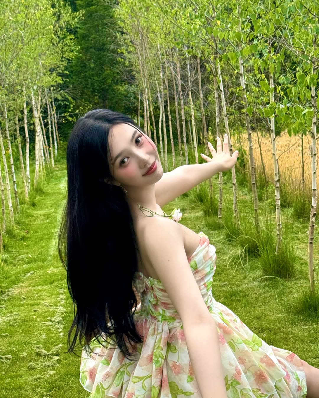 레드벨벳 조이 꽃밭에서 오프숄더 꽃원피스 가슴골 노출 레전드