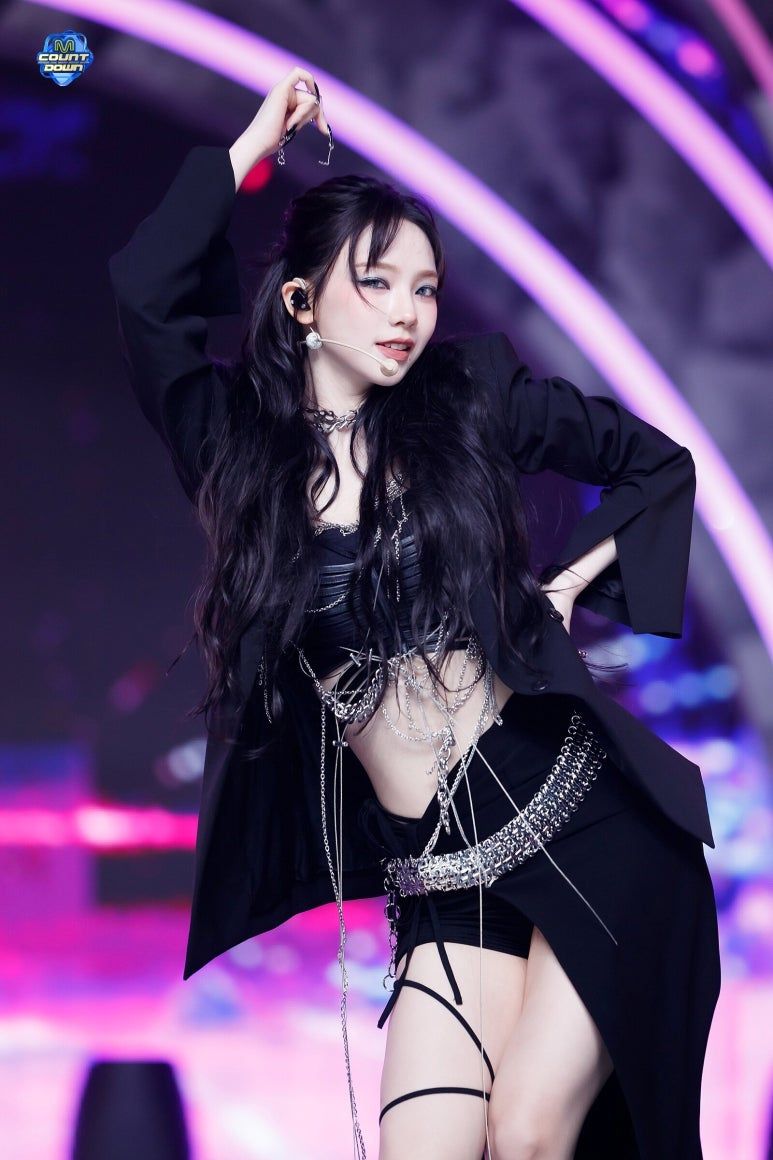 에스파 카리나 허벅지에 포인트를 준 섹시 착장