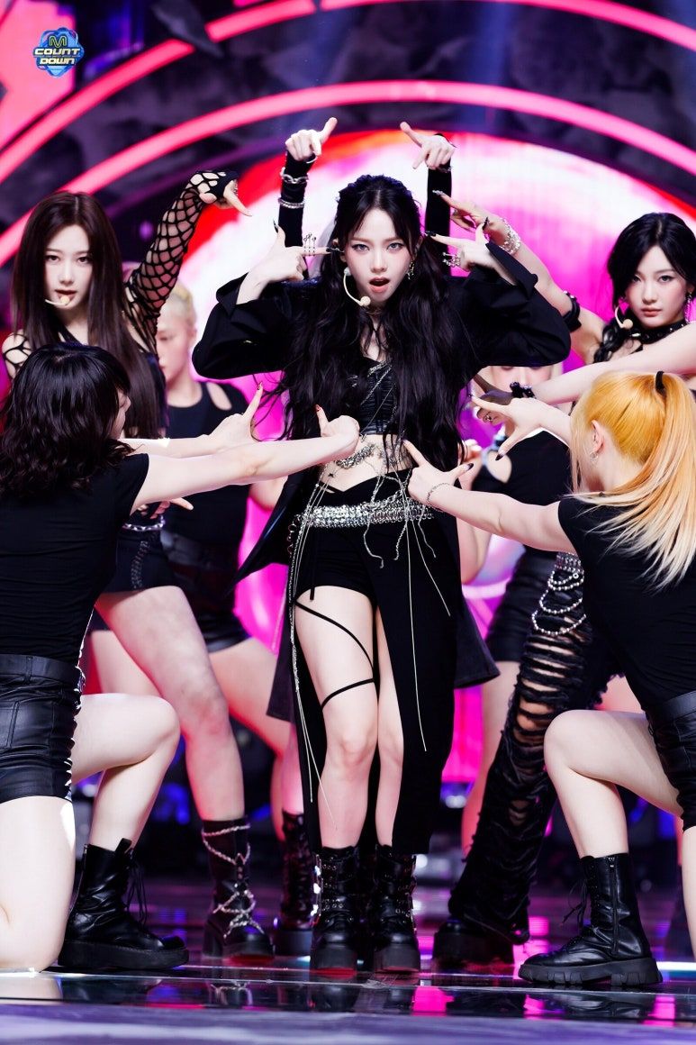 에스파 카리나 허벅지에 포인트를 준 섹시 착장