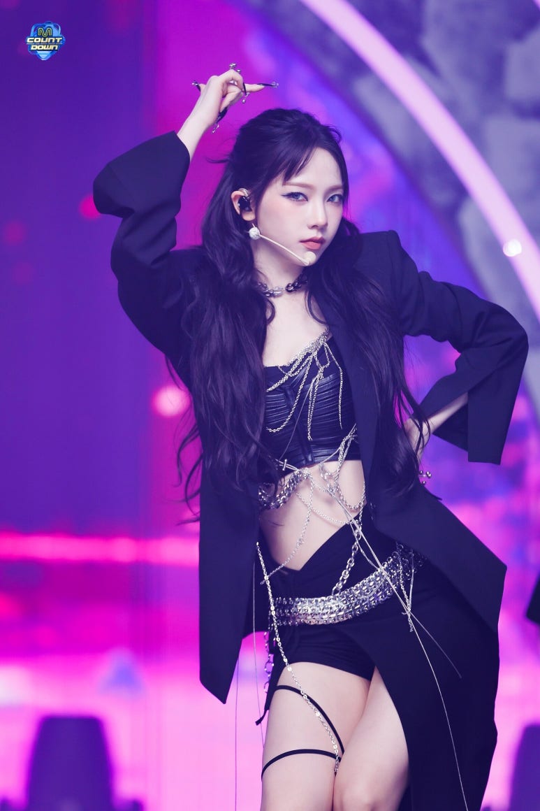 에스파 카리나 허벅지에 포인트를 준 섹시 착장