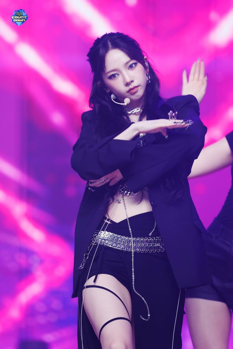 에스파 카리나 허벅지에 포인트를 준 섹시 착장