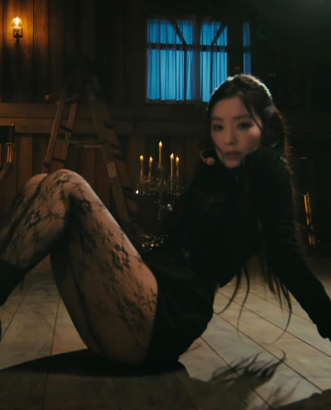 아이린 검정 레오타드 + 망사스타킹 쩍벌 의자댄스 내전근 엉벅지