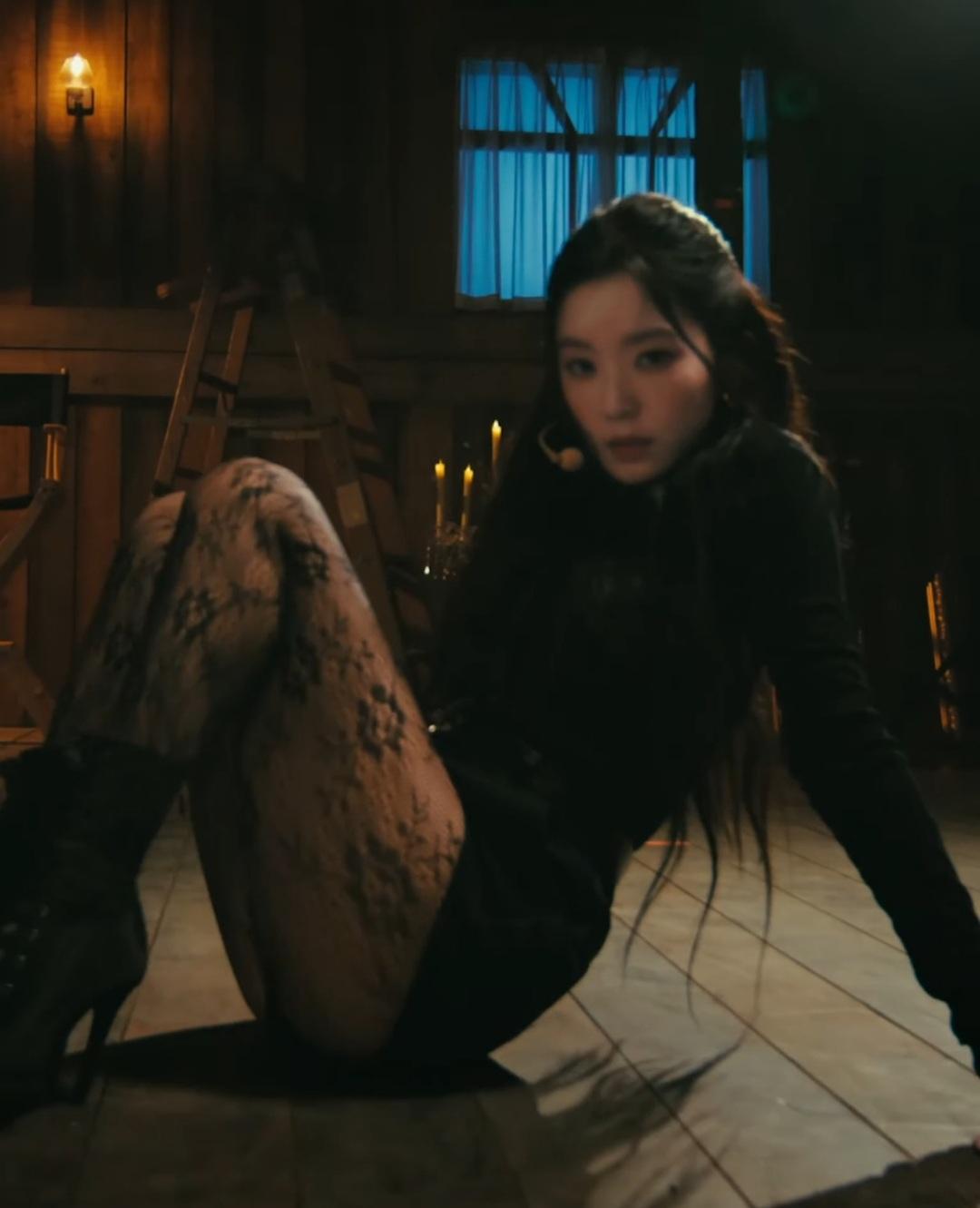 아이린 검정 레오타드 + 망사스타킹 쩍벌 의자댄스 내전근 엉벅지