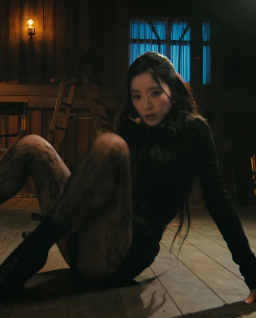 아이린 검정 레오타드 + 망사스타킹 쩍벌 의자댄스 내전근 엉벅지