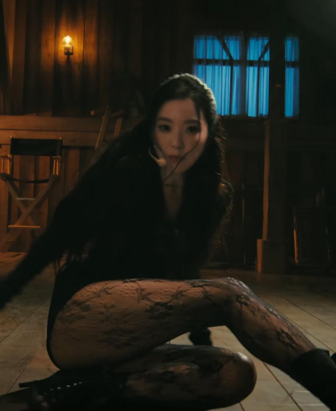 아이린 검정 레오타드 + 망사스타킹 쩍벌 의자댄스 내전근 엉벅지