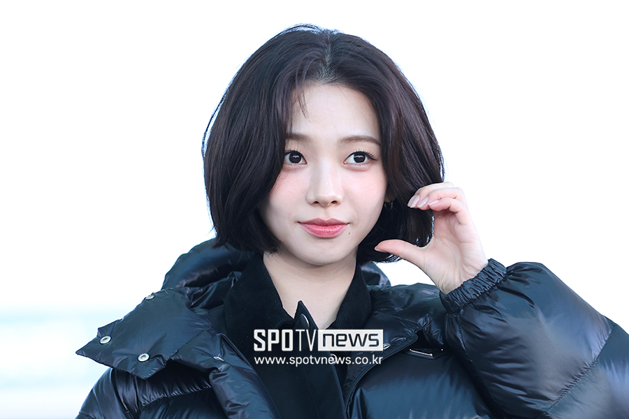'사랑스러운 똑단발 변신' 카리나, 초미니 스커트 입고 완벽 각선미 자랑