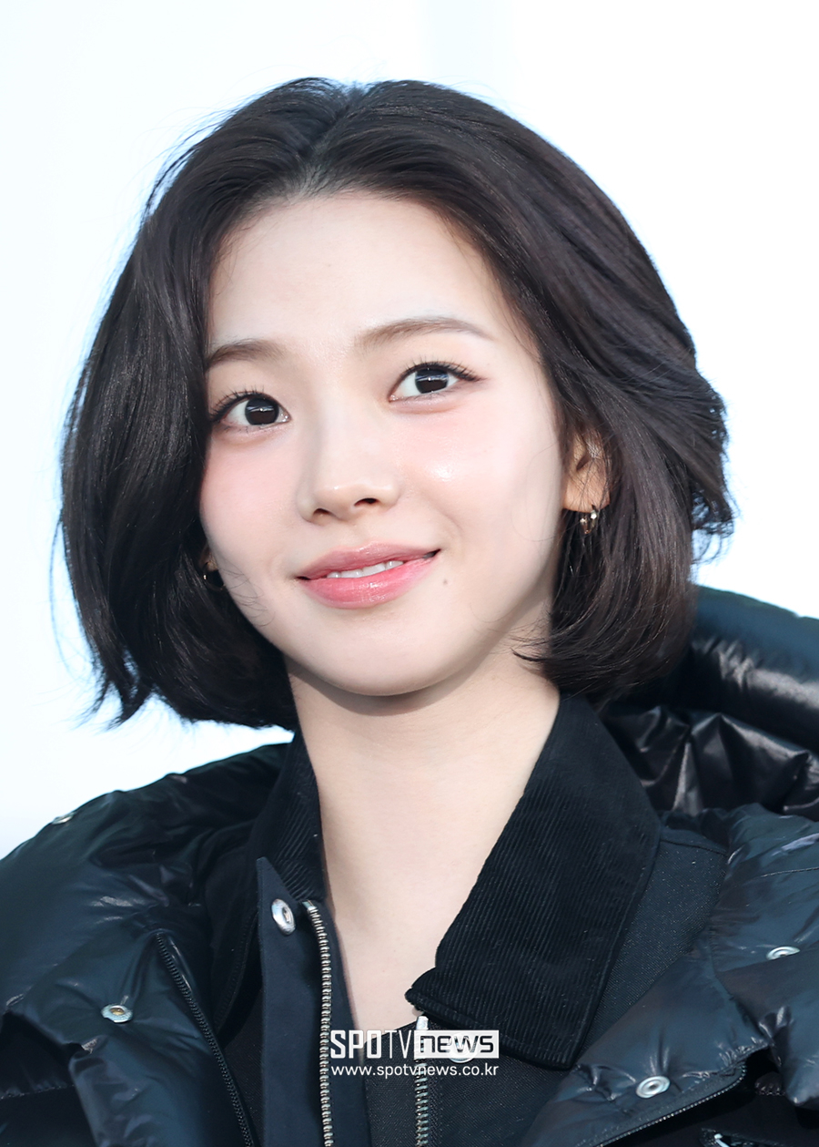 '사랑스러운 똑단발 변신' 카리나, 초미니 스커트 입고 완벽 각선미 자랑