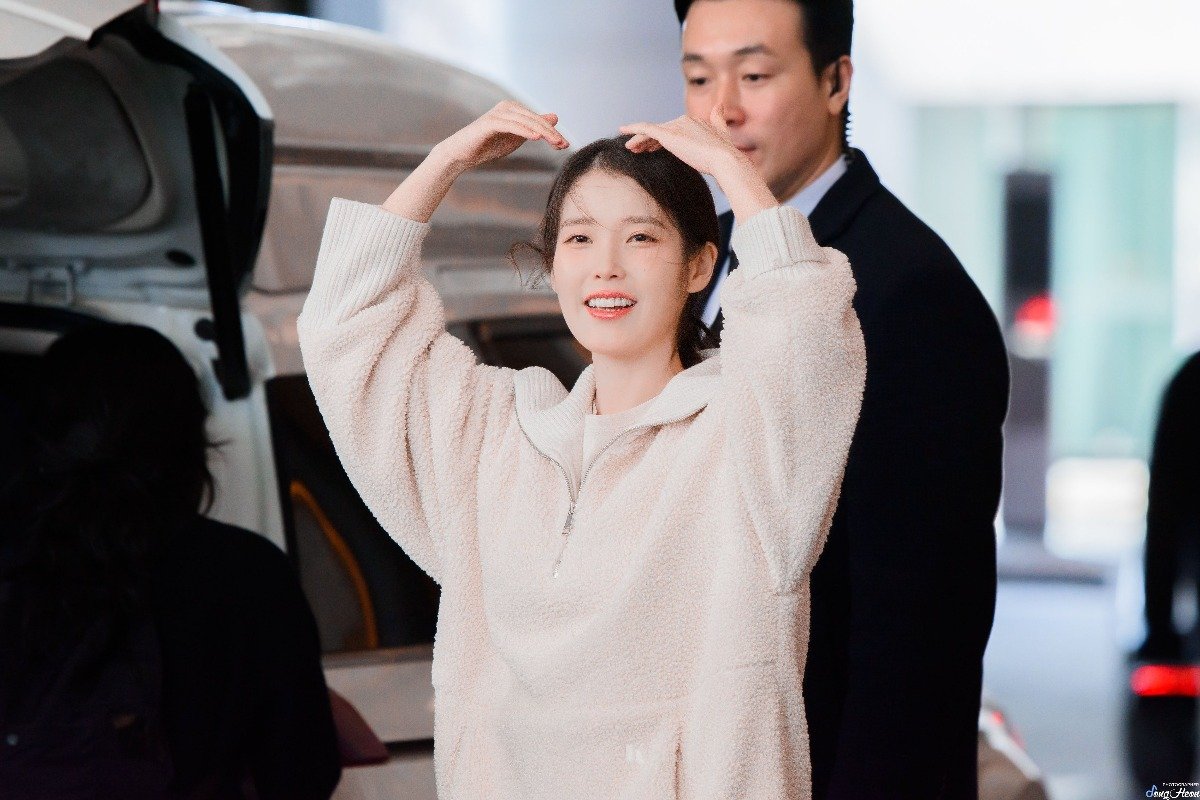 어제자 아이유 출근 퇴근 on / off