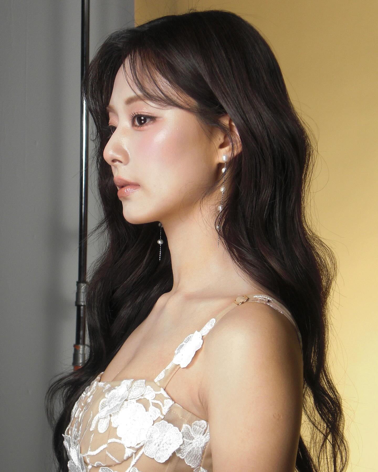 누드톤 꽃원피스 은근한 윗슴골 트와이스 쯔위 미모