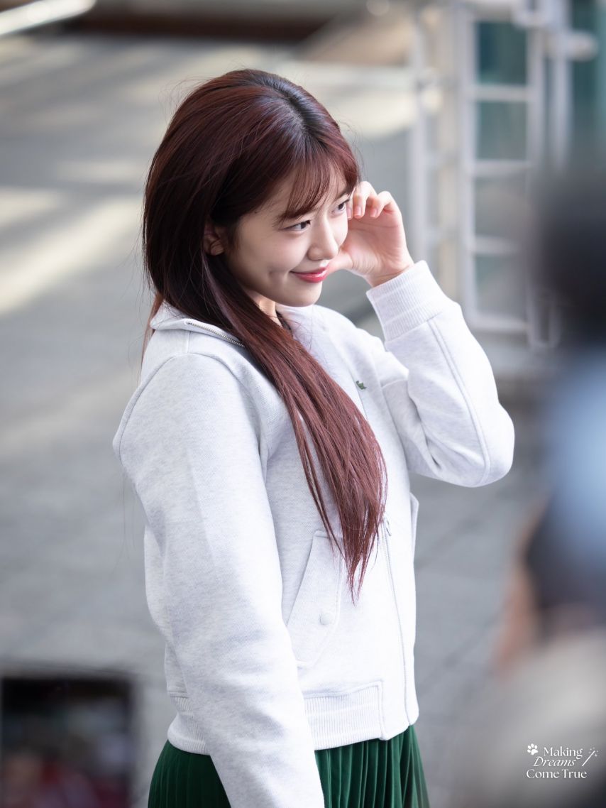 오늘자 파리로 출국하는 안유진(아이브)