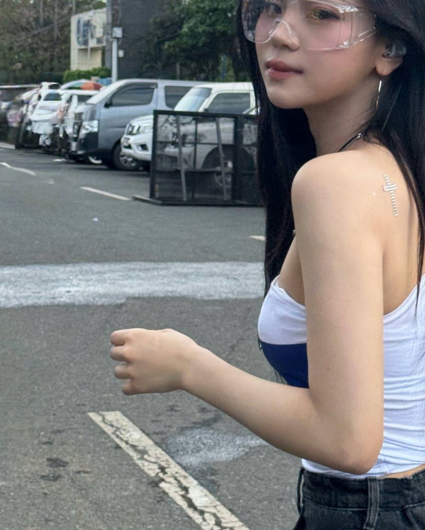 엄지 VIVIZ비비지 인별